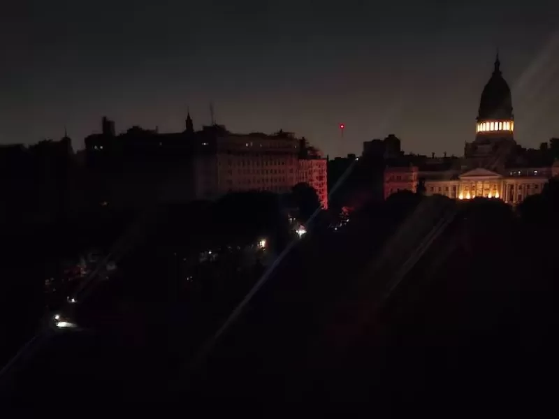 Un enorme apag&oacute;n dej&oacute; a m&aacute;s de un mill&oacute;n de personas sin luz: el gobierno aument&oacute; otra vez las tarifas