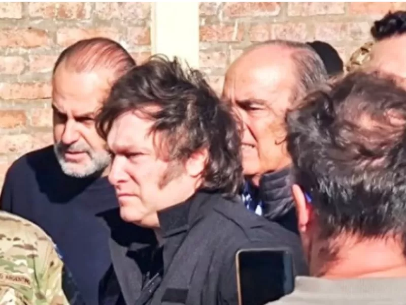 Milei vetó un fondo de 200 mil millones para Bahía Blanca, pero asignó diez veces más para pagar deuda
