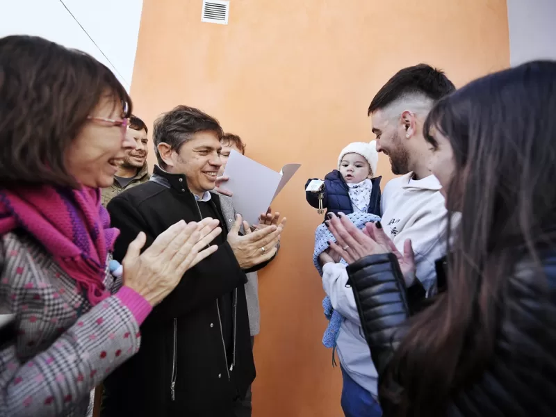 Kicillof inauguró viviendas en Olavarría y aseguró: “Acá la crisis se siente con más crudeza”