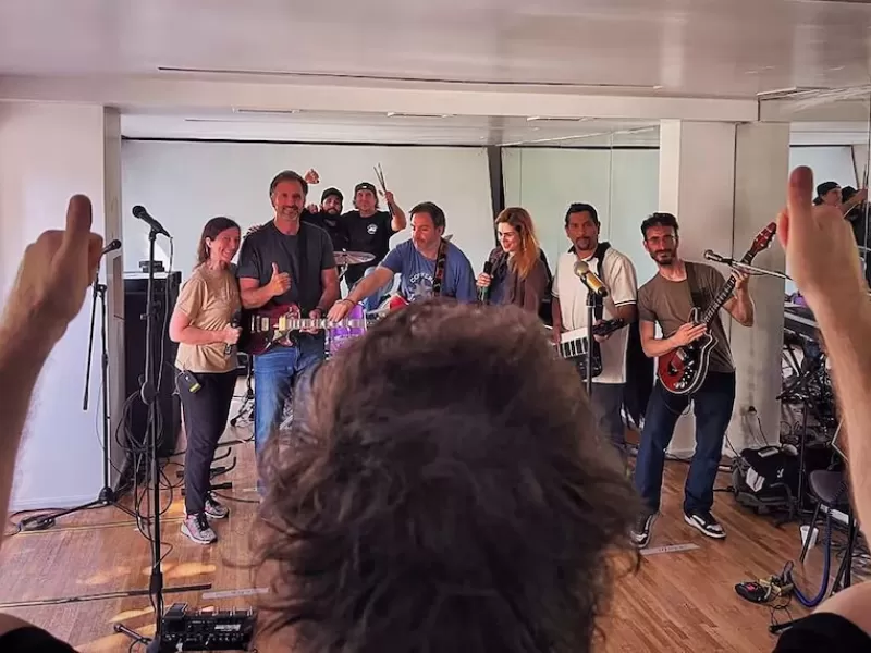 Javier Milei se mostró este domingo en un ensayo junto a su grupo musical, “La Banda Presidencial”, que tocará mañana en el Movistar