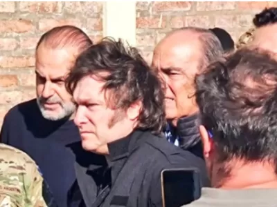 Milei vetó un fondo de 200 mil millones para Bahía Blanca, pero asignó diez veces más para pagar deuda