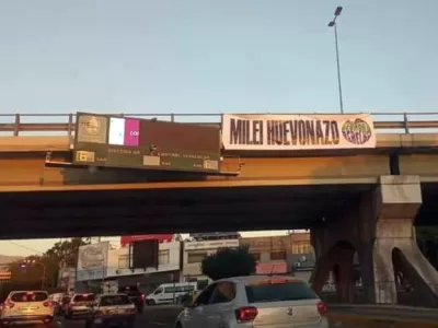 "Milei huevonazo": el mensaje con el que los mendocinos recibieron al Presidente