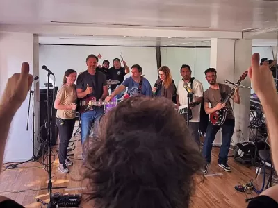 Javier Milei se mostró este domingo en un ensayo junto a su grupo musical, “La Banda Presidencial”, que tocará mañana en el Movistar